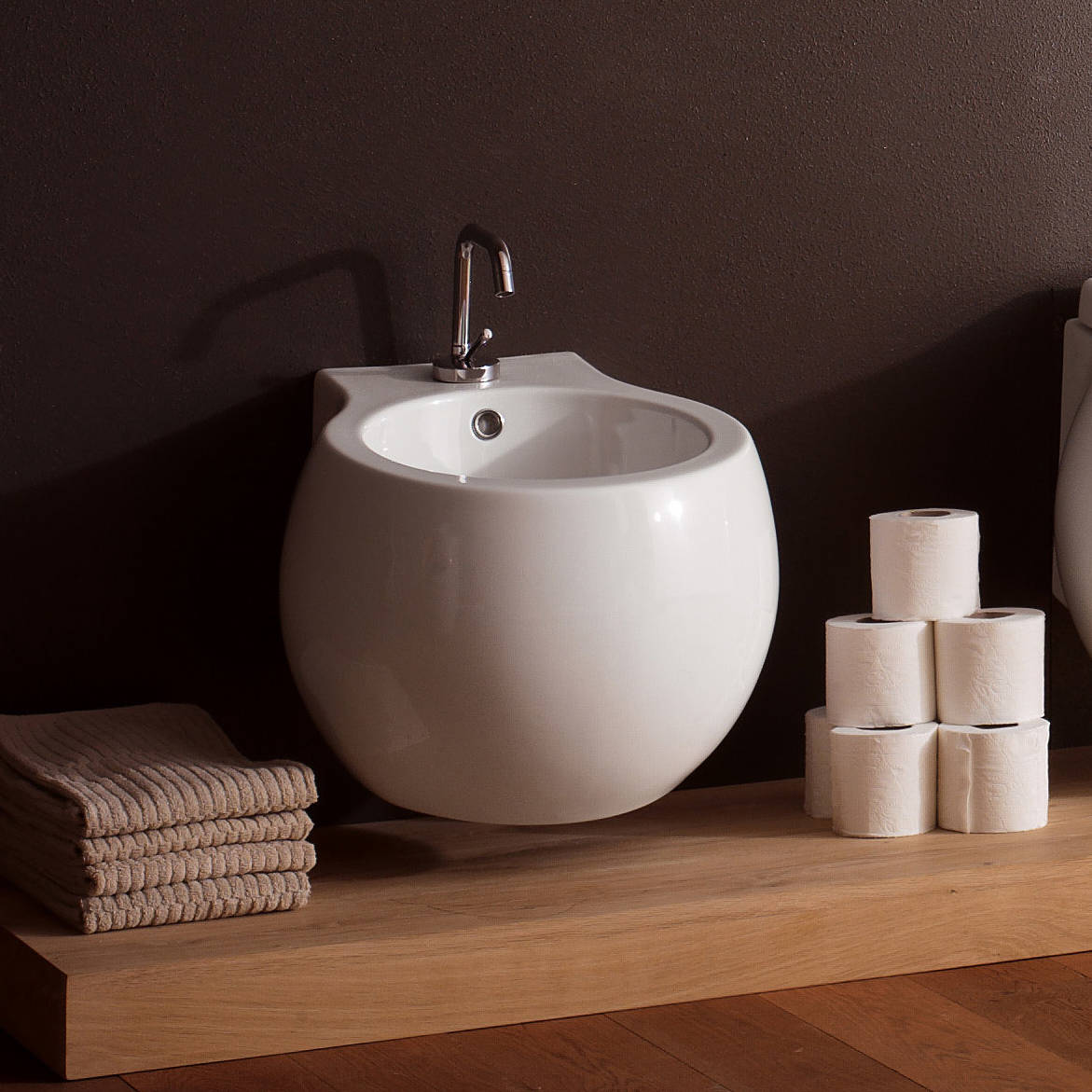 Wand-Bidet aus weißer Keramik clean flush planet scarabeo