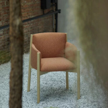 sedia in legno con braccioli imbottita rossa frame in luxy