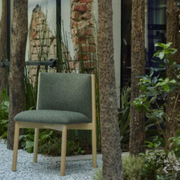 sedia in legno senza braccioli imbottita verde frame in luxy