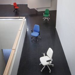 ambientazione-poltrona-d'ufficio-pratica-luxy-con-braccioli-e-struttura-cromata